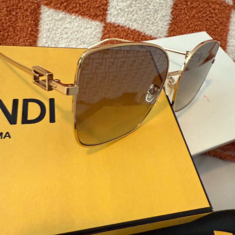 Fendi Logo Sunglasses - Style # FE40013U - NEW CONDITION